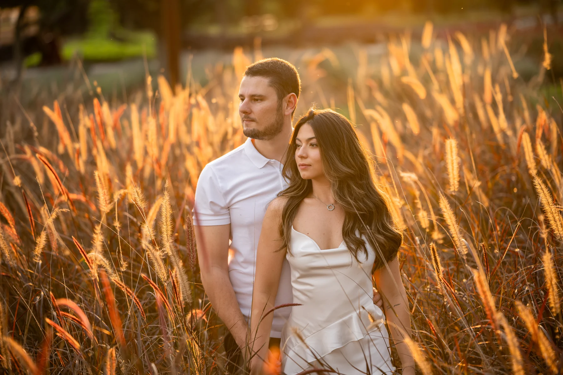 Thalita e Lucas juntos entre a vegetação